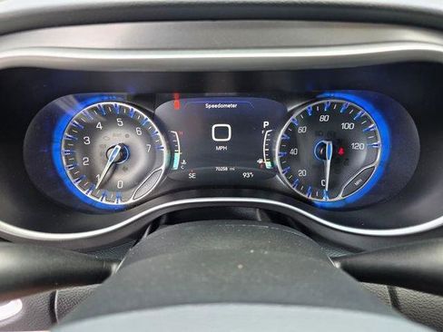 Used 2023 Chrysler Pacifica Touring-L FWD image 32