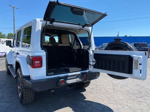 Used 2018 Jeep Wrangler Unlimited Sahara AWD/4WD image 5