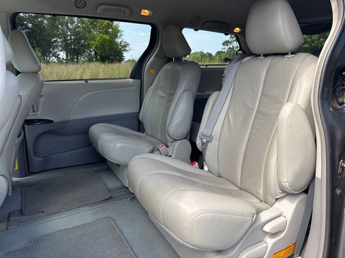 Used 2012 Toyota Sienna LE FWD image 13