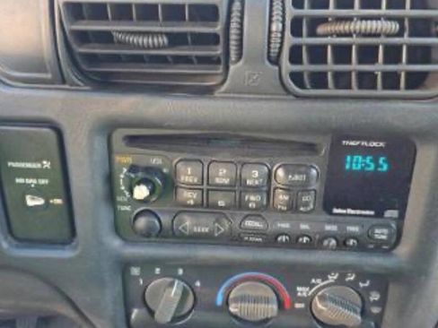 Used 2000 Chevrolet S10 Pickup LS w/ Preferred Equipment Group RWD image 14