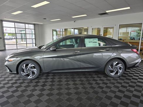 New 2026 Hyundai Elantra Limited FWD image 6
