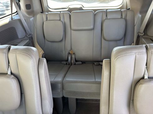 Used 2016 Chrysler Town & Country Touring image 15