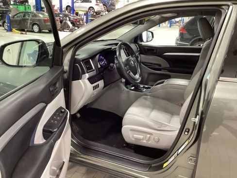 Used 2016 Toyota Highlander Plus AWD/4WD image 10