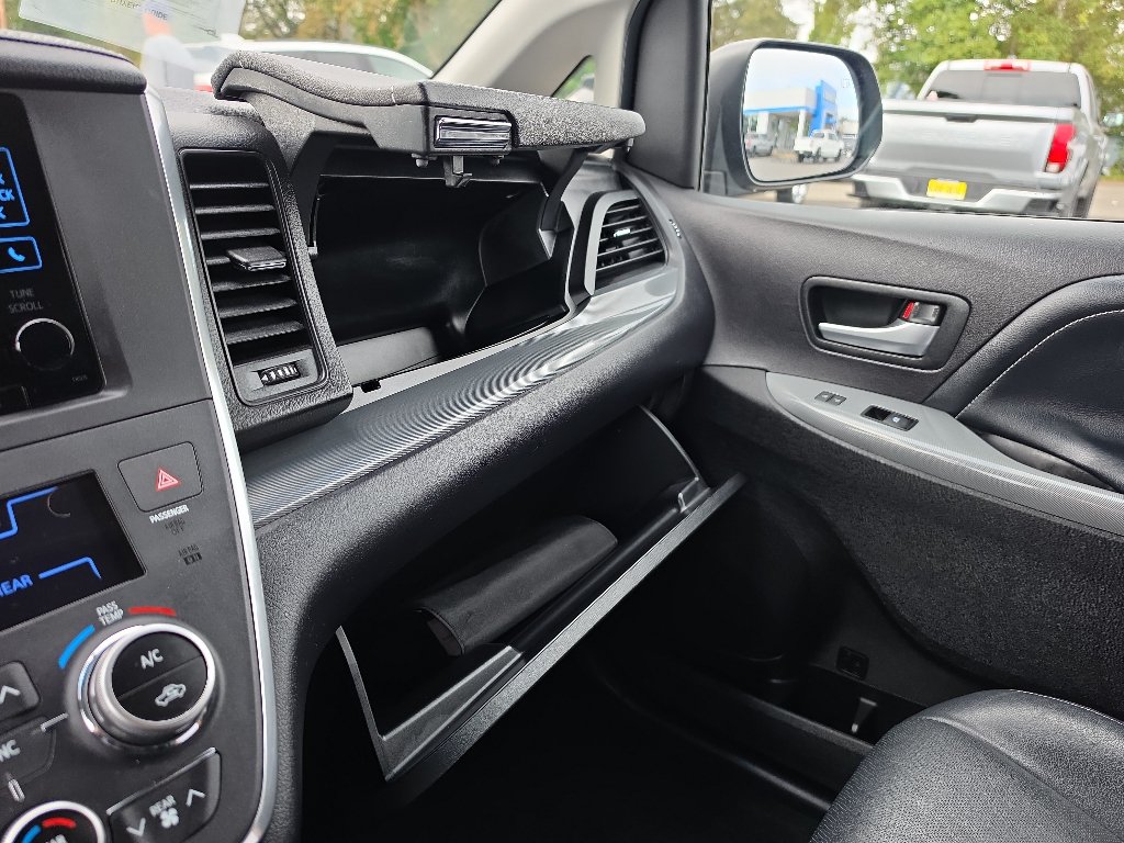 Used 2015 Toyota Sienna SE FWD image 31