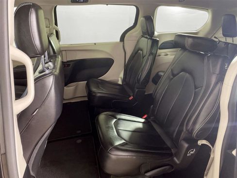 Used 2024 Chrysler Pacifica Touring-L image 21