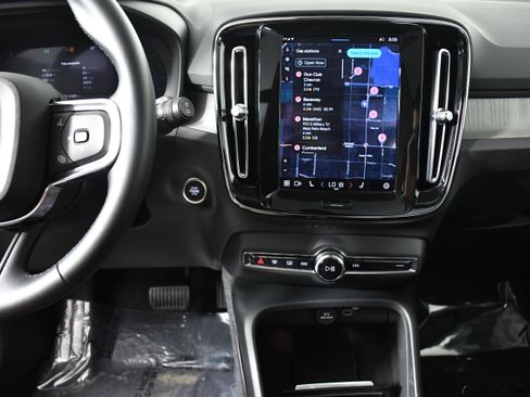 Used 2025 Volvo XC40 B5 Plus image 15