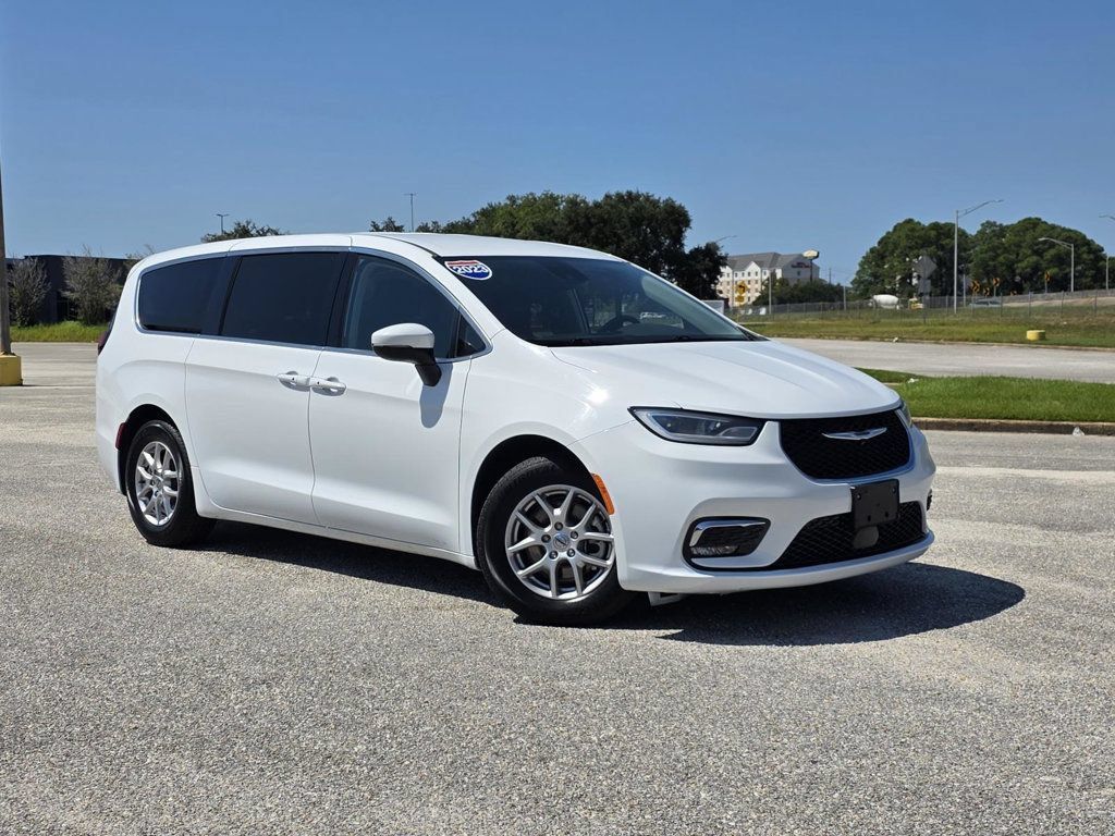 Used 2023 Chrysler Pacifica Touring-L FWD image 1