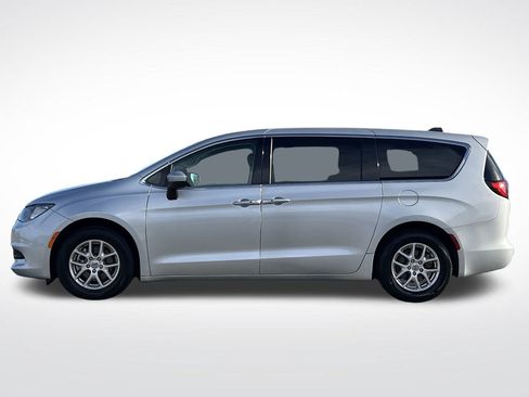 Used 2023 Chrysler Voyager LX image 29