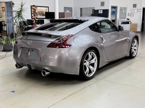 Used 2009 Nissan 370Z Touring w/ Sport Pkg RWD image 2