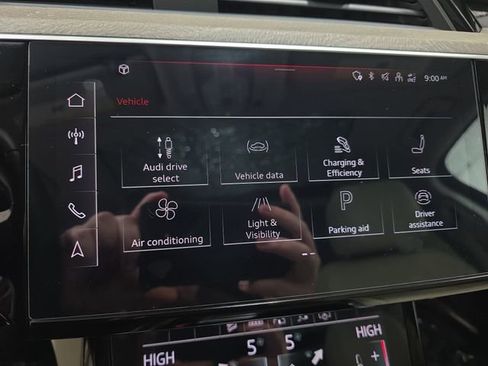 Used 2021 Audi e-tron Premium Plus image 21