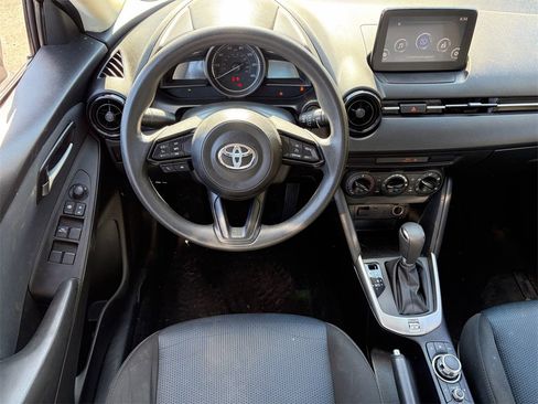 Used 2019 Toyota Yaris L image 13