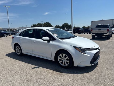 Used 2025 Toyota Corolla LE FWD image 3