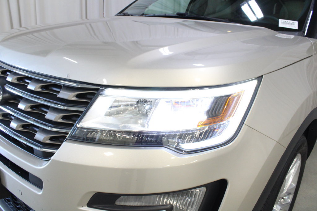 Used 2017 Ford Explorer XLT w/ Equipment Group 202A AWD/4WD image 34