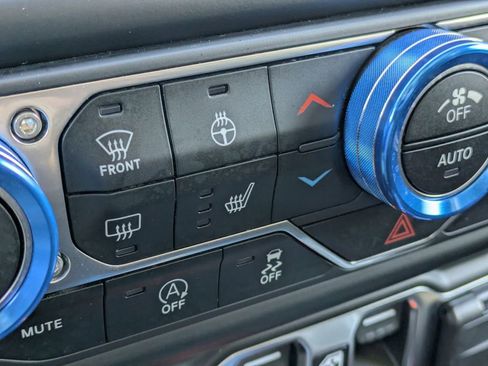 Used 2021 Jeep Gladiator Willys image 25