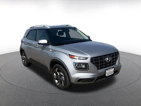 Used 2025 Hyundai Venue SEL FWD image 3