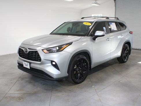 Used 2023 Toyota Highlander LE image 4