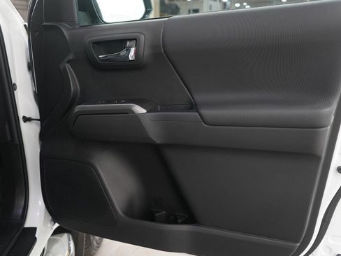 Used 2022 Toyota Tacoma TRD Sport image 9