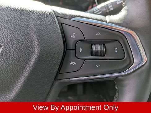 Used 2025 Chevrolet Trax LT w/ LT Convenience Package FWD image 21