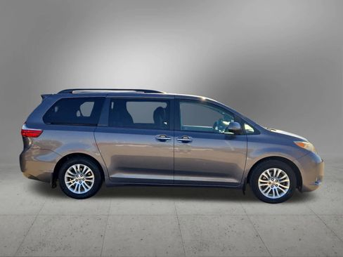 Used 2017 Toyota Sienna XLE image 7