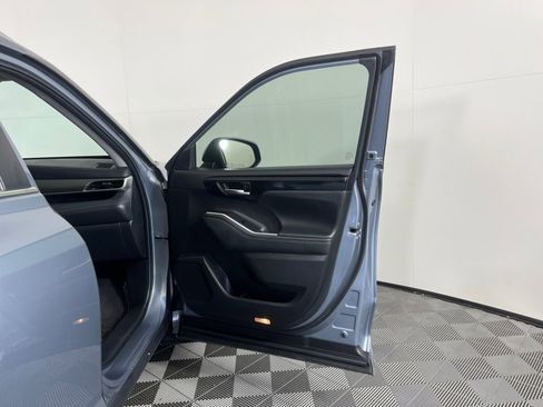 Used 2024 Toyota Highlander XLE image 35