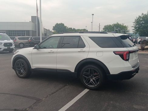 Used 2025 Ford Explorer ST-Line w/ ST-Line Street Pack AWD/4WD image 8