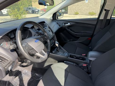 Used 2015 Ford Focus SE w/ SE Sport Package FWD image 9