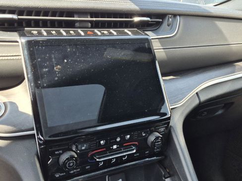 Used 2024 Jeep Grand Cherokee Limited w/ Luxury Tech Group II image 9