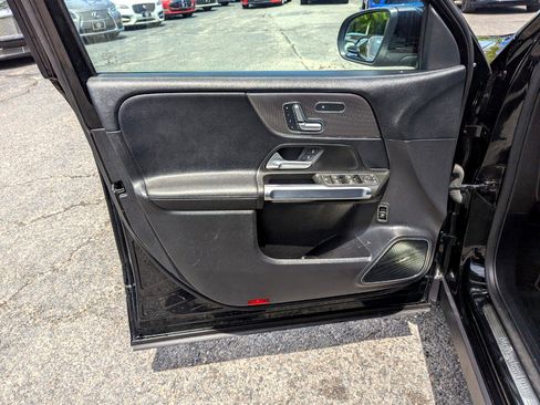 Used 2021 Mercedes-Benz GLB 250 4MATIC w/ Premium Package image 11