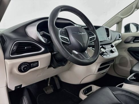 Used 2023 Chrysler Pacifica Touring-L FWD image 21