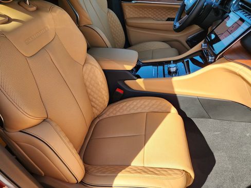 New 2025 Jeep Grand Cherokee Summit image 10