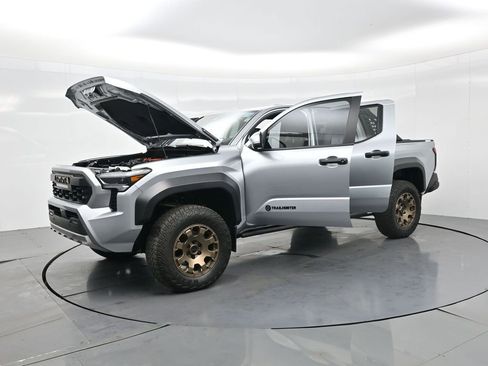 Used 2024 Toyota Tacoma Trailhunter image 37