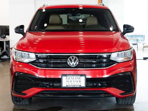 Used 2024 Volkswagen Tiguan SE R-Line image 2