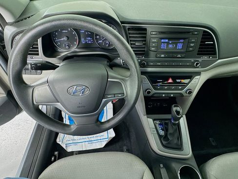 Used 2017 Hyundai Elantra SE image 12