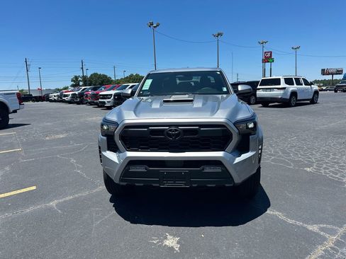 Used 2025 Toyota Tacoma TRD Sport AWD/4WD image 2