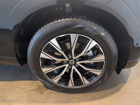 Used 2023 Volvo XC60 B5 Plus image 7