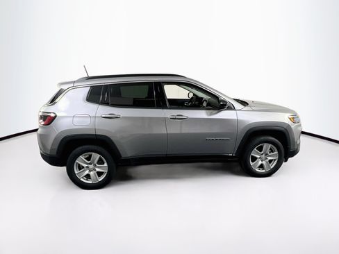 Used 2022 Jeep Compass Latitude w/ Convenience Group AWD/4WD image 4