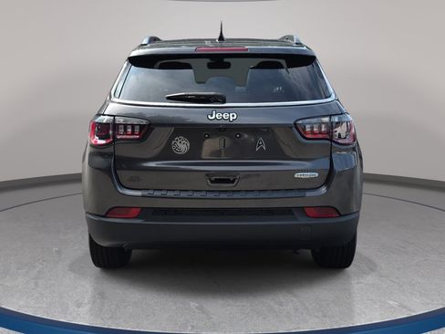 Used 2022 Jeep Compass Latitude w/ Sun and Sound Group FWD image 2