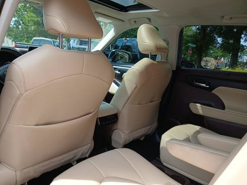 Used 2022 Toyota Highlander XLE FWD image 14