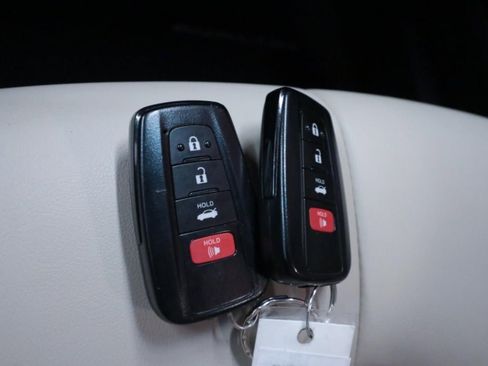 Used 2021 Toyota Avalon XLE w/ Moonroof Package image 22