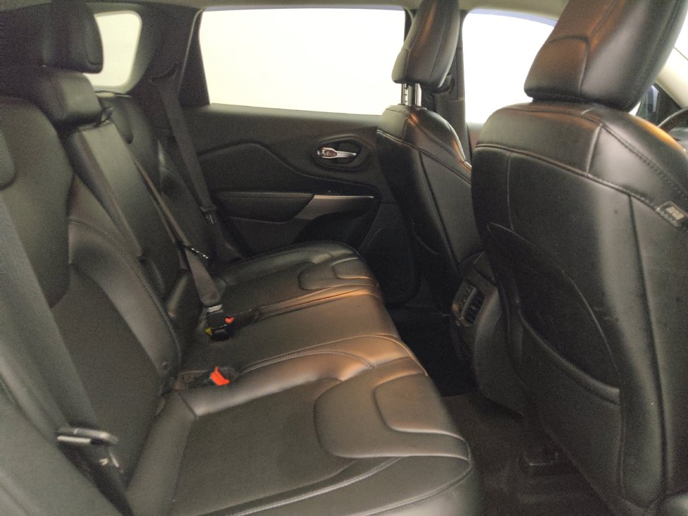 Used 2019 Jeep Cherokee Latitude Plus w/ Cold Weather Group AWD/4WD image 19