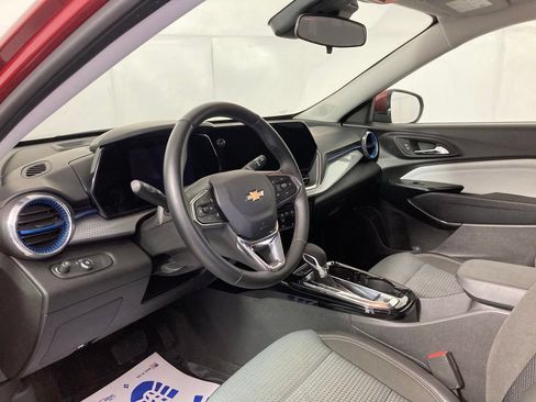 Used 2025 Chevrolet Trax LT w/ LT Convenience Package FWD image 14