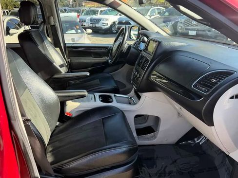 Used 2019 Dodge Grand Caravan SXT FWD image 12