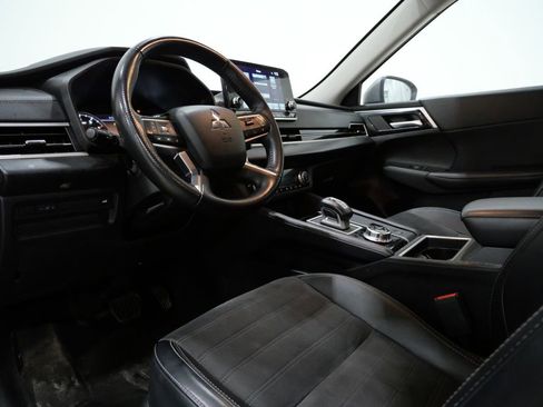 Used 2024 Mitsubishi Outlander SE image 11