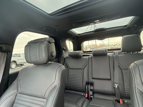 Used 2023 Land Rover Discovery Metropolitan Edition image 43