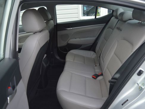 Used 2019 Hyundai Elantra Limited FWD image 13