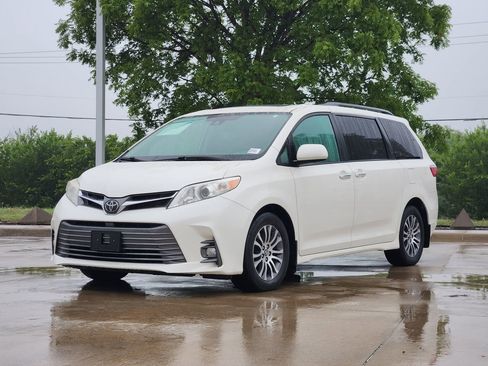 Used 2020 Toyota Sienna XLE Premium FWD image 3