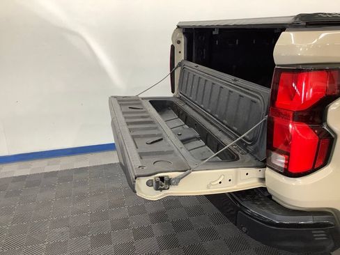 Used 2024 Chevrolet Colorado ZR2 w/ ZR2 Convenience Package III AWD/4WD image 25