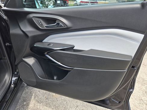 Used 2025 Chevrolet Trax LT w/ LT Convenience Package FWD image 32
