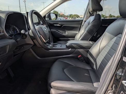 Certified 2025 Toyota Highlander XLE AWD/4WD image 28