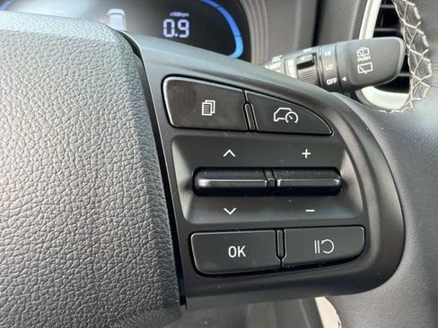 Used 2025 Hyundai Venue SEL FWD image 24